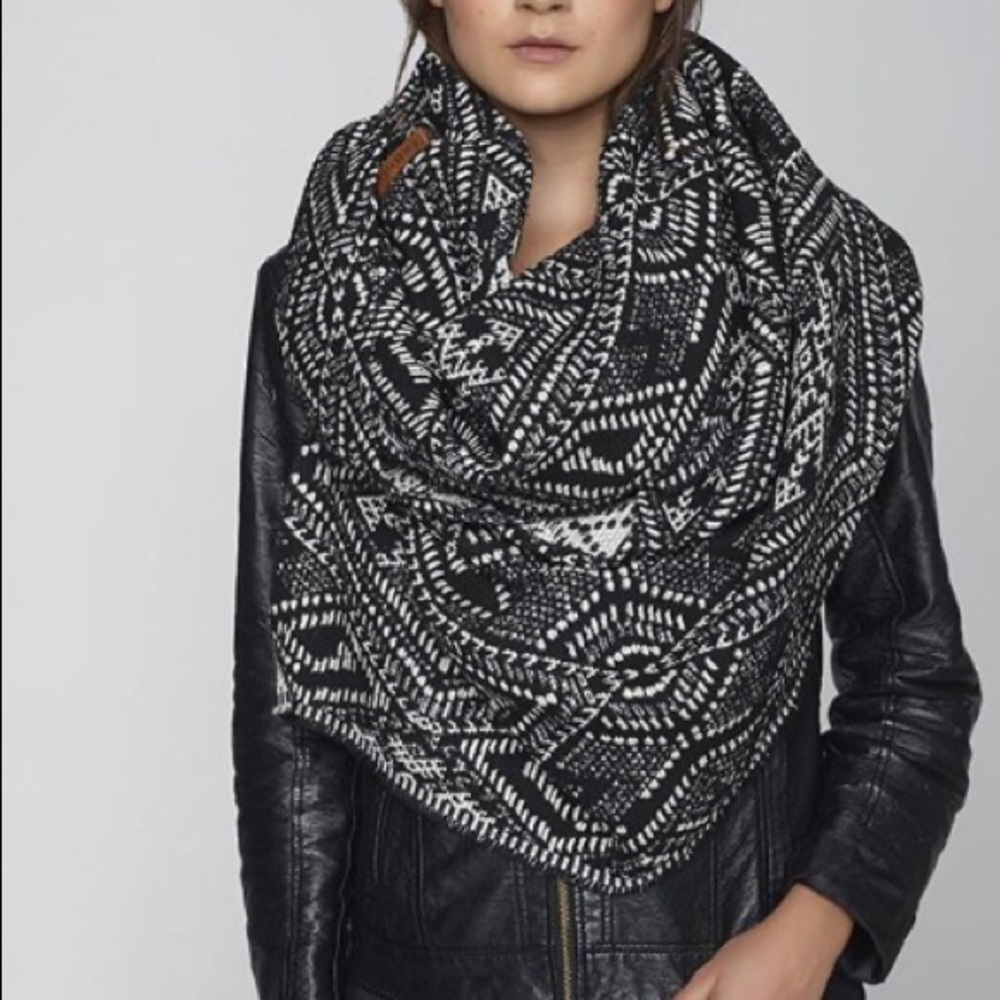 Zirka Wingtip Scarf by KRISTA NORRIS